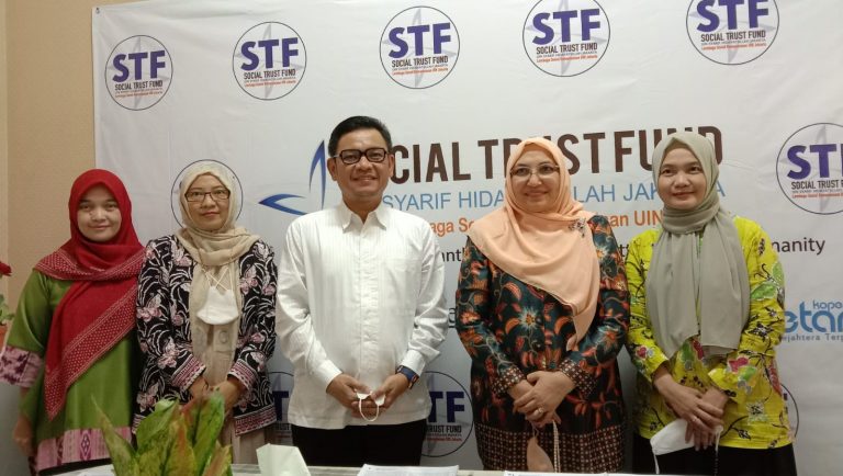 Dr Tb H Ace Hasan Syadzily M Si Salurkan Zakat Fitrah Dan Zakat